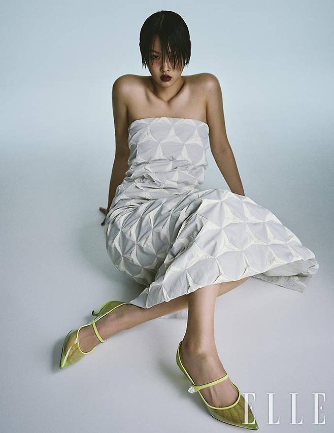 PVC와 스웨이드, 가죽이 섞인 ‘버귤 큐브 베이비’ 펌프스는 Roger Vivier. 큐브 형태의 튜브 톱 드레스는 Han Kim.