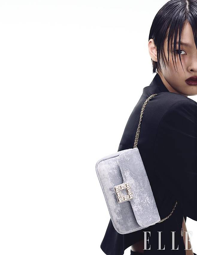 부드러운 소재에 체인 스트랩이 섞인 스카이블루 ‘비브 주 드 피유’ 백은 Roger Vivier. 컷아웃 재킷과 스커트는 모두 Bonbom.