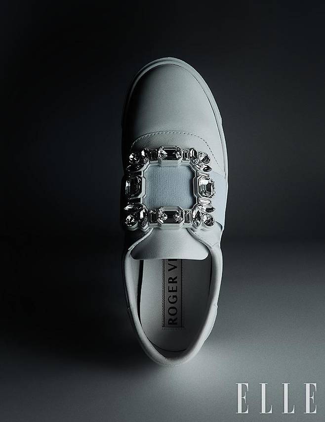 가죽 소재의 편안한 ‘베리 비비에’ 스니커즈는 Roger Vivier.