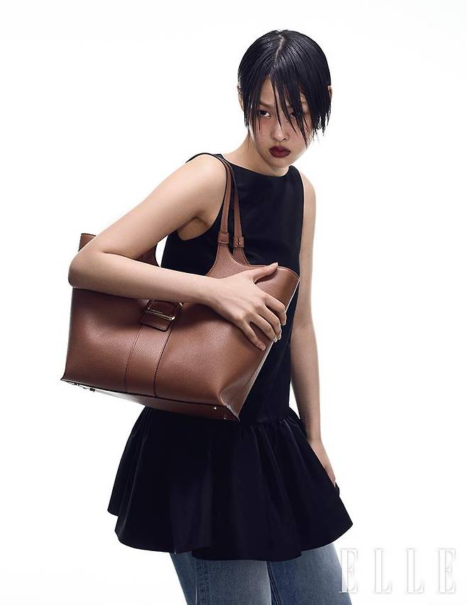 넉넉한 수납공간의 ‘그랑 비비에 쇼크’ 미디엄 쇼퍼백은 Roger Vivier. 러플 장식의 톱과 진은 모두 Kilo.