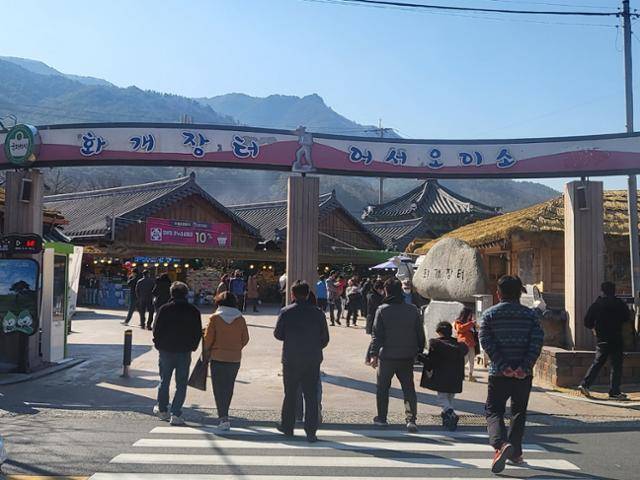 경남 하동군 화개면 화개장터 정문. 하동=이동렬 기자