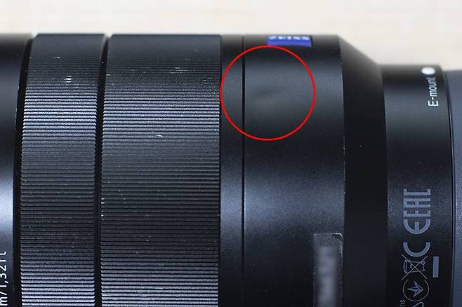 금속 재질의 카메라 외관에 찍힌 자국이 있다. 이렇게 외관에 충격의 흔적이 있다면 카메라가 떨어진 적이 있거나 렌즈축이 틀어져있을 수 있다. 출처=IT동아