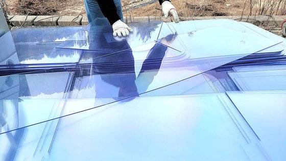 전문 수거 업체가 학교 급식실 칸막이를 수거해 정리하고 있다. 사진 독자