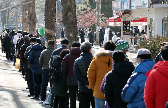 서울 노원구 한 로또 판매점에 시민들이 줄지어 서 있다. 연합뉴스