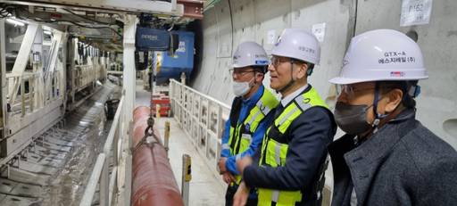 이성해 대도시권광역교통위원장이 지난 3일 GTX-A노선 건설 현장을 방문해 공사추진 상황과 안전관리 실태 등을 점검하고 있다. 국토교통부 제공