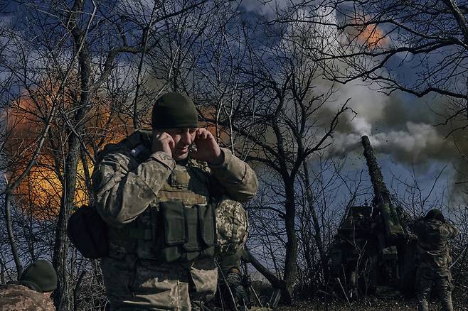 우크라이나 군이 바흐무트 전선에서 호비처 자주포를 발사하고 있다. [AP]