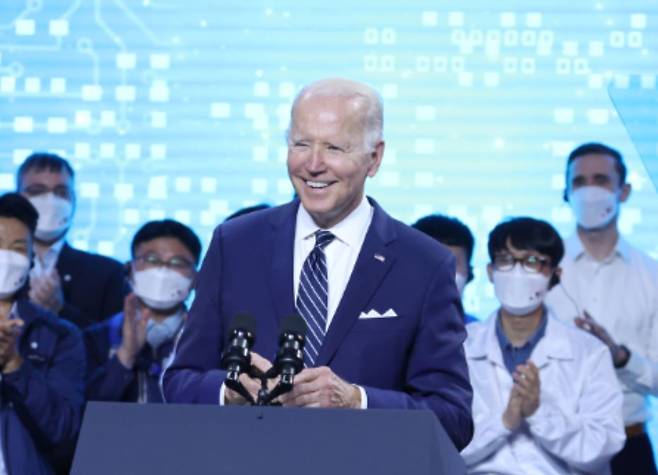 조 바이든 미국 대통령이 지난해 5월 경기도 평택시 삼성전자 반도체공장에서 연설하고 있다. [헤럴드DB]
