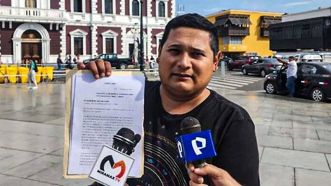 사진=노보아가 TV 인터뷰에서 불임증명을 들어 보이며 억울함을 호소하고 있다