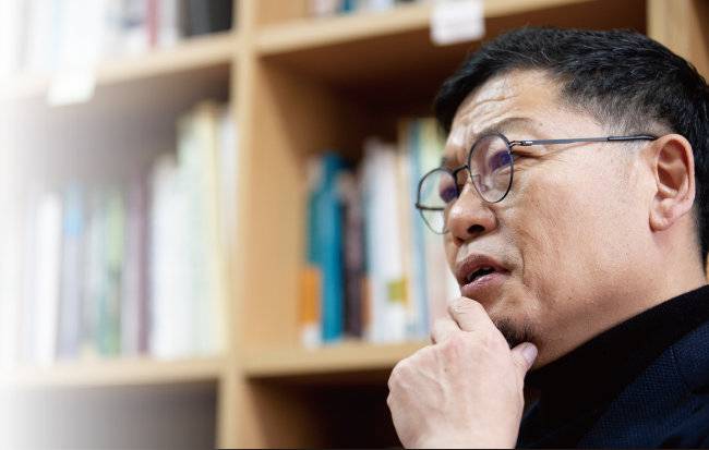 이정동 서울대 공학전문대학원 교수가 2월 6일 서울 관악구 서울대 캠퍼스 연구실에서 ‘신동아’와 인터뷰하고 있다. [지호영 기자]