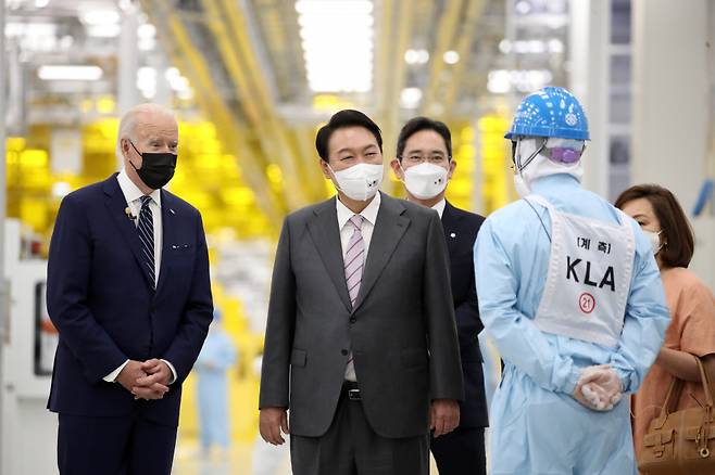 지난해 5월 20일 취임 후 한국을 첫 방문한 조 바이든 미국 대통령이 윤석열 대통령과 경기도 평택시 삼성전자 반도체공장을 방문, 이재용 당시 부회장의 안내를 받으며 공장을 시찰하고 있다. ⓒ연합뉴스