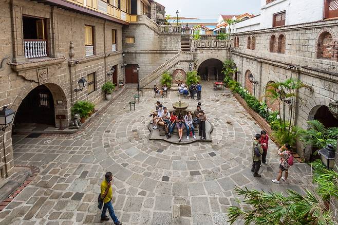 인트라무로스 중심에 있는 까사 마닐라의 안뜰