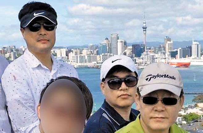 이재명(맨 오른쪽) 더불어민주당 대표가 성남시장이던 2015년 1월 호주·뉴질랜드 9박 11일 출장 기간에 고 김문기(맨 왼쪽) 전 성남도시개발공사 개발사업 1처장, 유동규(가운데) 전 성남도시개발공사 기획본부장과 함께 찍은 사진. /이기인 국민의힘 경기도의원 제공