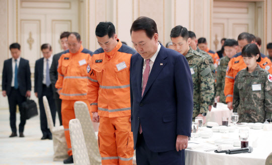 윤석열 대통령이 7일 청와대 영빈관에서 열린 튀르키예 지진 대응 대한민국 해외긴급구호대 격려 오찬에 앞서 지진 피해자 및 전북 김제시에서 발생한 주택화재  진화중 순직한 소방관을 애도하며 묵념을 하고 있다. 대통령실통신사진기자단=연합뉴스