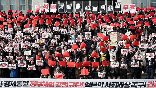 7일 오후 국회 본청 앞에서 열린 강제동원 정부해법 강행 규탄 및 일본의 사죄배상 촉구 긴급 시국선언에서 일본 강제동원 피해자 양금덕(앞줄 오른쪽 둘째)·김성주 할머니(앞줄 왼쪽 둘째) 등 참석자들이 정부해법 강행을 규탄하고 있다. 김경호 선임기자 jijae@hani.co.kr