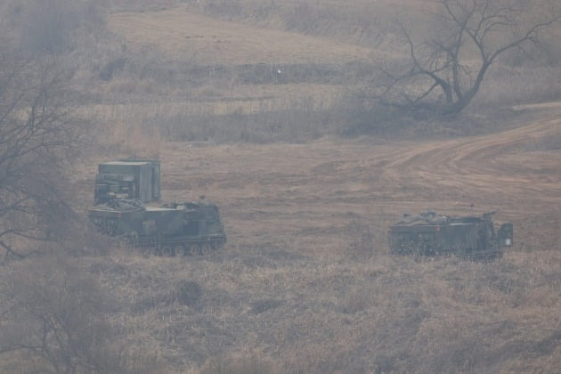 7일 경기도 파주시 접경지역에서 주한미군 다연장로켓포(MLRS)가 훈련을 준비하고 있다. /연합뉴스