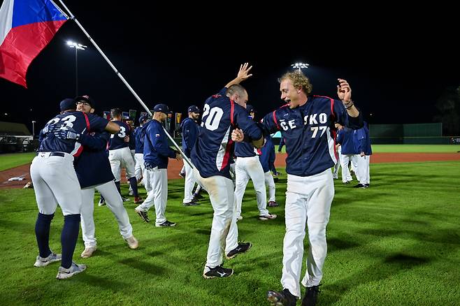 WBC 체코 대표팀 선수들이 지난해 9월21일(현지시간) 독일 레겐스부르크에서 열린 2023 WBC 예선 패자조 결승에서 스페인을 꺾고 본선 진출을 확정한 뒤 기쁨을 나누고 있다. 게티이미지코리아