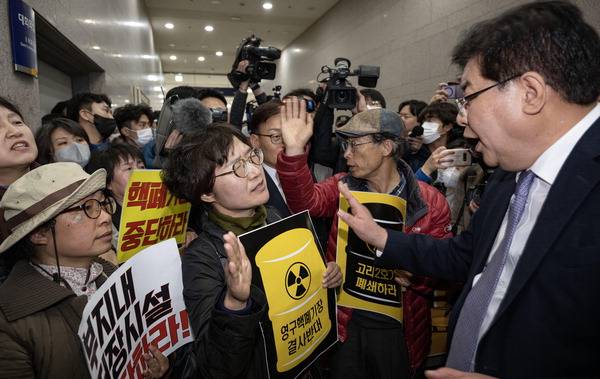 고리 건식저장시설 설명회 무산- 7일 부산시의회 대회의실 앞에서 고리2호기핵폐기장 반대 범시민운동본부 회원들이 안성민 부산시의회 의장을 가로막고 ‘고리원전 부지 내 사용후핵연료 건식저장시설 설명회’ 취소를 요구하고 있다. 이원준 기자