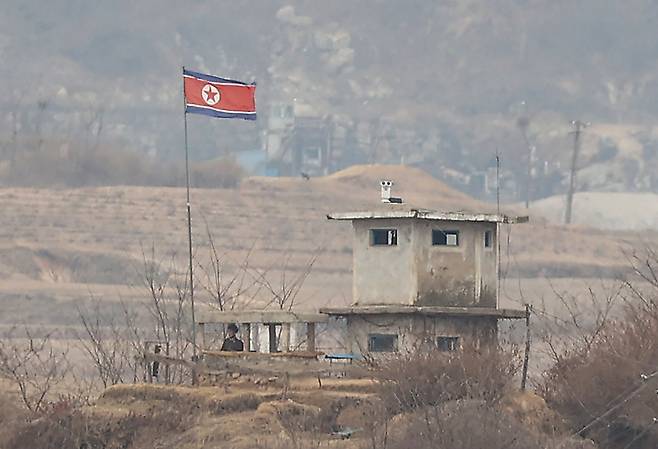 북한 기정동 마을 주변 북측 초소에서 경계병이 근무하고 있다. / 사진 = 연합뉴스