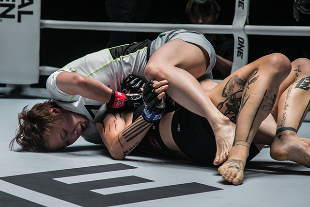 김소율이 ONE Friday Fights 7에서 수리스 만프레디한테 그라운드 상위 포지션을 점유하고 있다. 사진=원챔피언십 제공