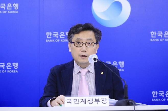 최정태 한국은행 경제통계국 국민계정부장이 7일 서울 중구 한국은행에서 열린 2022년 4/4분기 및 연간 국민소득(잠정) 설명회에서 발표하고 있다./사진제공=한국은행