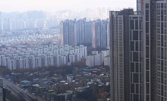 지난 1월 정부가 내놓은 부동산 시장 부양 대책에 분양권 전매제한 규제 완화 등의 내용이 추가되며 분양권 전매가 한달 사이 대폭 늘었다. 7일 한국부동산원 통계에 따르면 지난 1월 전국 아파트 분양권 전매는 전월(2921건)에 비해 500건가량 증가한 3400건을 기록했다. 아파트 분양권 전매 건수가 3000건 이상으로 집계된 건 지난해 8월 이후 5개월 만이다./사진=뉴시스