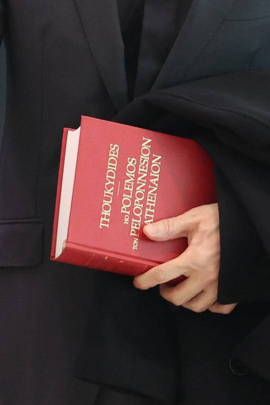 한동훈 법무부 장관이 7일 출국장으로 향하며 손에 든 빨간색 책은 2500여 년 전 그리스 역사가 투키디데스가 쓴 펠로폰네소스 전쟁사이다. 연합뉴스