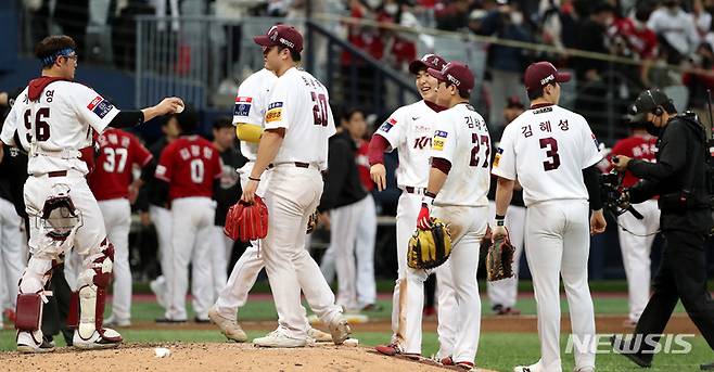 [서울=뉴시스] 추상철 기자 = 5일 오후 서울 구로구 고척스카이돔에서 열린  '2022 KBO 한국시리즈 4차전' SSG 랜더스와 키움 히어로즈의 경기, 6대3 승리를 거둔 키움 선수들이 기뻐하고 있다. 2022.11.05. scchoo@newsis.com