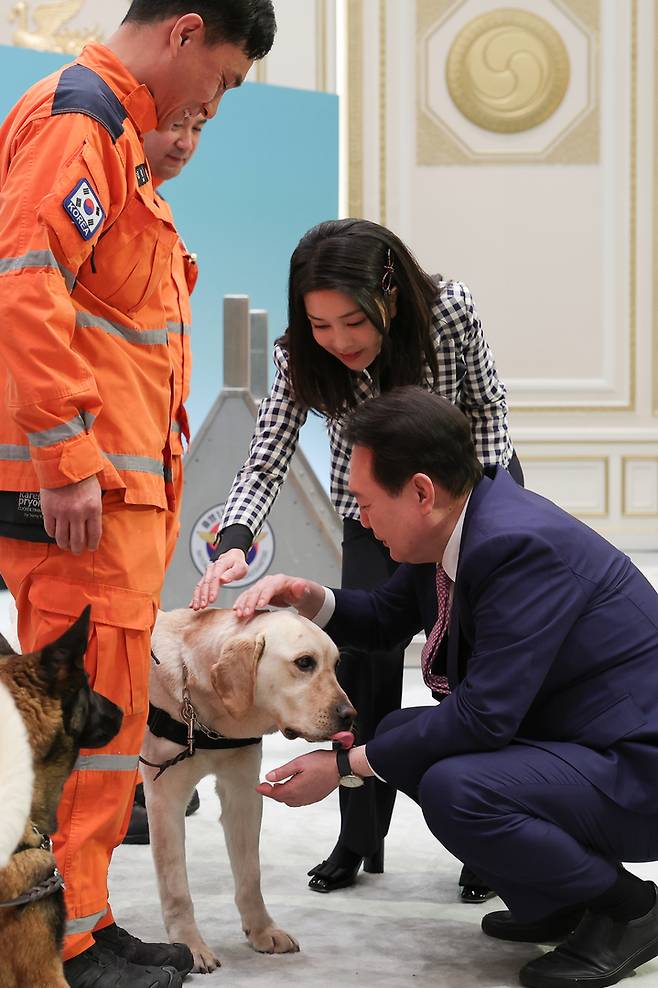 [서울=뉴시스] 윤석열 대통령과 부인 김건희 여사가 7일 청와대 영빈관에서 열린 튀르키예 지진 파견 구조견 격려 행사에서 119구조견을 만지고 있다. (사진=대통령실 제공) 2023.03.07. photo@newsis.com *재판매 및 DB 금지