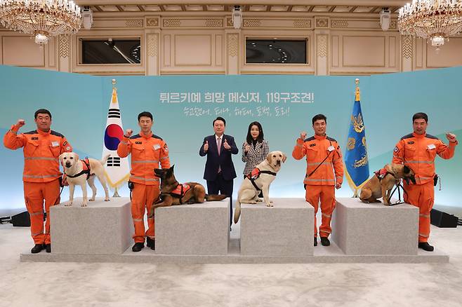 [서울=뉴시스] 윤석열 대통령과 부인 김건희 여사가 7일 청와대 영빈관에서 열린 튀르키예 지진 파견 구조견 격려 행사에서 119구조견들과 기념촬영을 하고 있다. (사진=대통령실 제공) 2023.03.07. photo@newsis.com *재판매 및 DB 금지