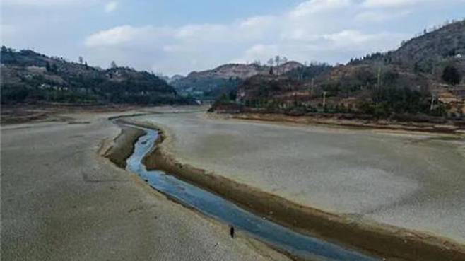 바닥 드러낸 지난달 구이저우의 한 저수지 모습