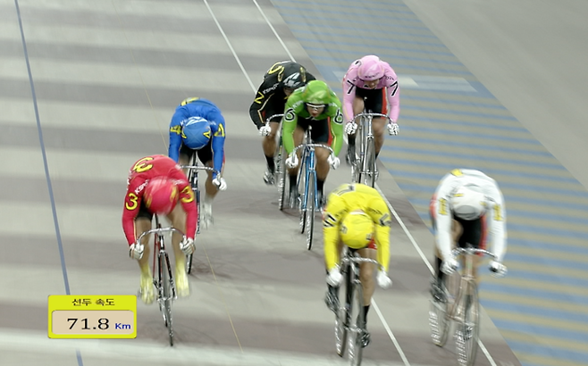 광명스피돔, 2월 24일 16경주에서 신은섭 선수(5번 노랑유니폼)가 속도 71.8km를 기록하며 결승선을 통과하고 있다.
