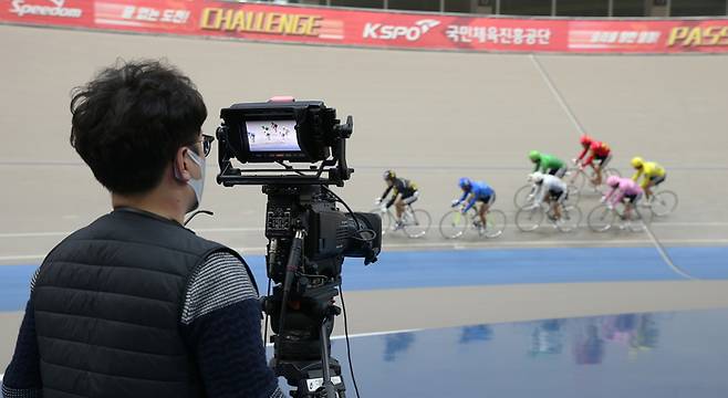 인필드 내 추가 설치된 중계용 카메라가 경주 장면을 촬영하고 있다