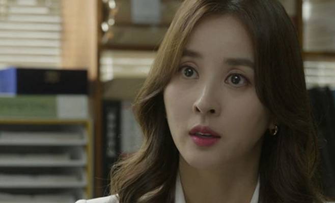 Han Hye-jin has returned to the small screen for the first time in a long time through JTBCs new weekend drama  ⁇ Divorce Attorney Shin ⁇  (playwright Yoo Young-ah, director Lee Jae-hoon).Above all, I challenged a new face that was completely different from the previous one, but only a dark question mark remained in my mind.Lee Seo-jin, who is in charge of the film, is a person who has collapsed inside, unlike his gorgeous appearance. There are many stories, and reality is the worst.It is a character that requires delicate expressiveness and deep intuition as it is a person who has to show the process of growth starting with complex narrative, emotion, and controversial stimulating episode.Seojin s move was unconventional from the first episode. In the bondage of Husband, her self - esteem as a woman has bottomed out, and she commits an affair with the interest of a young man who is shyly blushing as a fan.However, the adulterous man illegally shoots and leaks sex images with Seojin, and Seojin becomes the protagonist of scandalous accusations and glaring scandals, which leads to divorce notification from Husband.Trying to hide his anxiety and fear, Seo-jin catches his spirit to protect his sons custom and finds Charles V, Holy Roman Emperor (Jo Seung-woo), a lawyer specializing in divorce.I have sinned, but I think that I am trying to express something that confronts the reality by grabbing the spirit forcibly to protect my son with hot maternal love in the past, and (no matter how strange Husband is) Han Hye-jins Acting is embarrassing.The tone is intentional, the eyes are wide open, there is no liveliness, and the complex inner of the person is not delicately expressed.The sudden temperature difference also does not go over naturally, so it takes more than one or two places. It is strange and shameless rather than bold and bold.Donum reveals Husbands evil deeds (showing his young son a video of his mothers sexual relationship), and Seo-jin eventually wins the divorce trial and keeps his sons custody.Angered, Seo-jin slaps Husbands cheek one after another and apologizes to his son on his knees, not being trapped in pain, but standing up proudly.Charles V, Holy Roman Emperor One more joke, and I can afford to laugh lightly.There is no possibility, no sympathetic character, so I do not feel any emotion in their victory.The uncomfortable episode that just opened the door and the awkward Han Hye-jins Acting, Jo Seung-woos hard kerry, which only shouts the Tess-type ~  ⁇ , makes a dissonance.The feast of the characters of the Ganggang River without the control of the intensity,The expected combination, Han Hye-jins return and transformation, but the first impression is not good. The hole feels bigger than the absolute amount. While I applaud the beauty while it does not change, Acting seems to need a career-appropriate change.