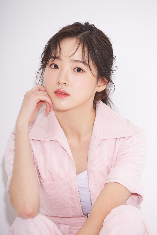 Actor Kang Na-young revealed the drama Crash Course in Romance behind-the-scenes anecdote.On the 7th, Kang Naon conducted an interview on the TVN drama Crash Course in Romance at a building in Gangnam-gu, Seoul.Crash Course in Romance ended on the 5th with a drama depicting the bittersweet romance between Nam Haeng-sun (played by Jeon Do-yeon), the president of the national side dish shop, and Choi Kyung-ho, a math instructor in Korea.The average audience rating in the Seoul metropolitan area was 19.8% and the highest was 20.8%.In the play, Kang Na-eon plays Bang SuA, an entrance exam student who aims only at medical school. From his first appearance, he played the role of jealous of the excellent-performing Nam Hae-yi (played by Noh Yoon-seo) and received great love from me.When asked how she felt about ending the show, Kang Na-eon said, Its too bad. I cant get out of it.I want to see Crash Course in Romance on the weekend, but I want to see it because I do not have time to wait, he said. It was a happy time to be able to do a good work. Kang Naon delicately depicted the uneasy feelings of the room SuA. Kang Naon added realism with anxious expressions and eyes, and expressed a sense of immersion and immersive feeling of SuA.On the other hand, in the latter half of the drama, he learns about his fathers affair and matures by inviting his mother, Kim Sun-Young, to divorce.In addition, I informed the number of classrooms to Seo Gun-hoo (Lee Min-jae), who met at the institute, and delivered a handwritten note to Namhae who came to the school for a long time and showed a new aspect of SuA.Kang said, I thought it might be difficult because it was so different, but it was not difficult because I thought about the narrative that was in between.He added, It was not difficult when I thought SuA would have felt that Mom had this side and Hai is an examinee who is having a hard time.For the Crash Course in Romance behind-the-scenes episode, I mentioned the 13th episode.In the drama, SuA is very angry with Namhae, who has a perfect score, and expresses hallucination such as feeling the urge to push Namhae off the railing or push it to the roadway, and expresses the entrance examination stress and uneasy psychological state to the pole of SuA.SuA said, referring to the scene, The scene where I said, Am I becoming a monster?The fingerprint says SuAs expression is distorted as if it is laughing, but SuA continued to worry about what kind of emotion he was going to shoot.I cried a lot, but when I saw him crying, (Kim) Sunyoung also tears. The tears did not stop.SuA was so pitiful that shooting was stopped for about five minutes. Photo: Entertainment Seven, tvN broadcast screen