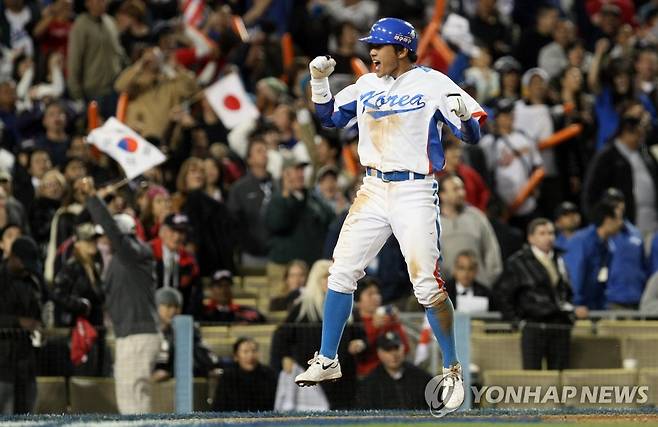 <WBC> 한국 9회말 동점 (로스앤젤레스=연합뉴스) 황광모 기자= 24일 미국 로스앤젤레스 다저 스타디움에서 열린 '2009 월드베이스볼클래식' 한국과 일본의 결승 경기에서 9회말 2사 상황에서 이범호의 안타로 홈을 밟아 동점 득점한 이종욱이 환호하고 있다. 2009.3.24 hkmpooh@yna.co.kr