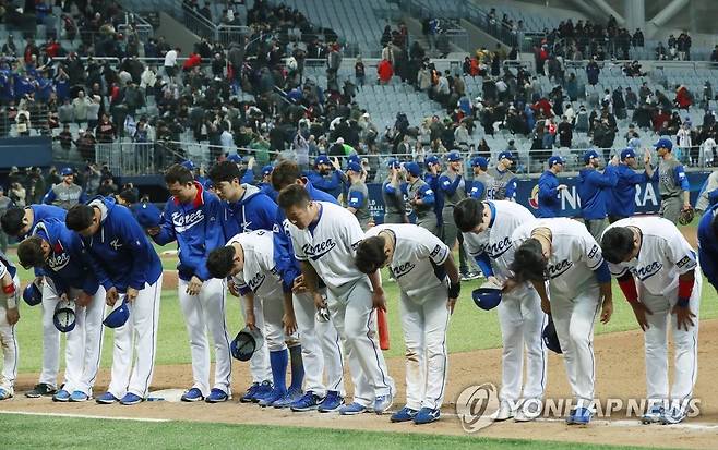 고개 숙인 대한민국 (서울=연합뉴스) 한종찬 기자 = 6일 오후 서울 구로구 고척스카이돔에서 열린 2017 월드베이스볼클래식(WBC) 개막전 대한민국과 이스라엘의 경기. 연장 끝에 2-1로 패한 한국 선수들이 고개 숙여 인사하고 있다. 2017.3.6 saba@yna.co.kr