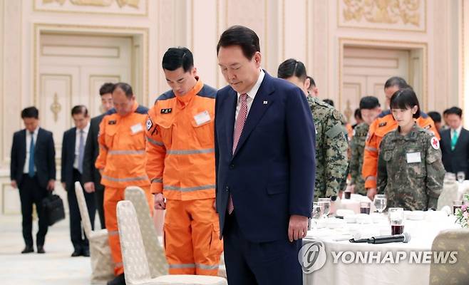 지진 피해자 및 순직 소방관 애도하는 윤석열 대통령 (서울=연합뉴스) 임헌정 기자 = 윤석열 대통령이 7일 청와대 영빈관에서 열린 튀르키예 지진 대응 대한민국 해외긴급구호대 격려 오찬에 앞서 지진 피해자 및 전북 김제시에서 발생한 주택화재  진화중 순직한 소방관을 애도하며 묵념을 하고 있다. 2023.3.7 [대통령실통신사진기자단] kane@yna.co.kr