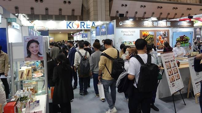 푸덱스 재팬의 한국관 찾은 방문객들 (도쿄=연합뉴스) 박성진 특파원 = 7일 도쿄 빅사이트에서 개막한 식품 박람회인 '푸덱스 재팬'에서 방문객들이 한국관을 둘러보고 있다. 2023.3.7
    sungjinpark@yna.co.kr