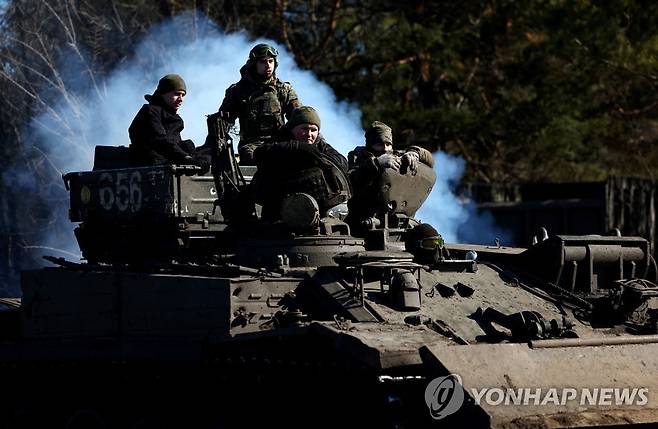 부흘레다르 전선 인근의 우크라이나군 (로이터=연합뉴스) 우크라이나군이 6일(현지시간) 우크라이나 도네츠크 부흘레다르 최전선 근방에서 전차를 몰고 있다. 2023.3.6 [재판매 및 DB 금지]