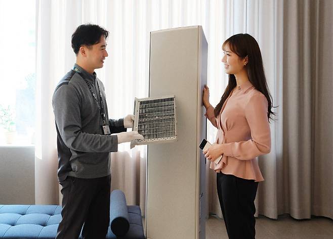 삼성전자서비스 엔지니어가 에어컨 사전점검 서비스를 제공하고 있다. (사진=삼성전자서비스)