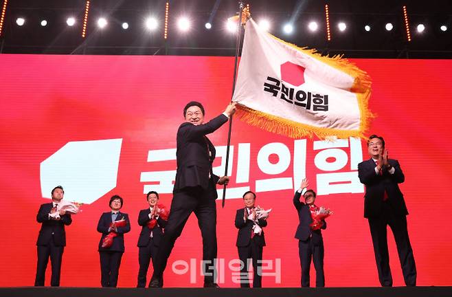 김기현 국민의힘 신임 당대표가 8일 오후 경기도 일산 킨텍스에서 열린 국민의힘 제3차 전당대회에서 당 대표로 선출된 후 당기를 흔들고 있다. (사진=이데일리 노진환 기자)