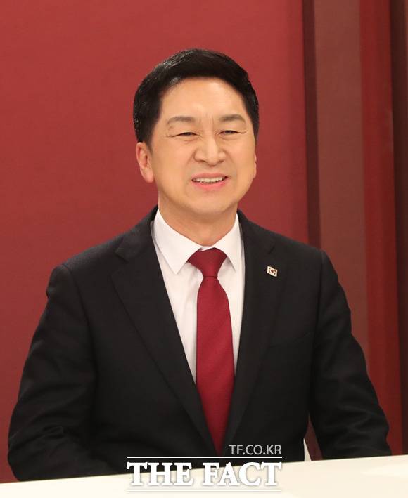 김기현 국민의 힘 당대표후보는 해당 의혹에 대해 법에 위배되지 않는다는 입장을 고수했다. 지난 3일 채널A 주관으로 열린 마지막 방송토론회 당시 김 후보. /국회사진취재단