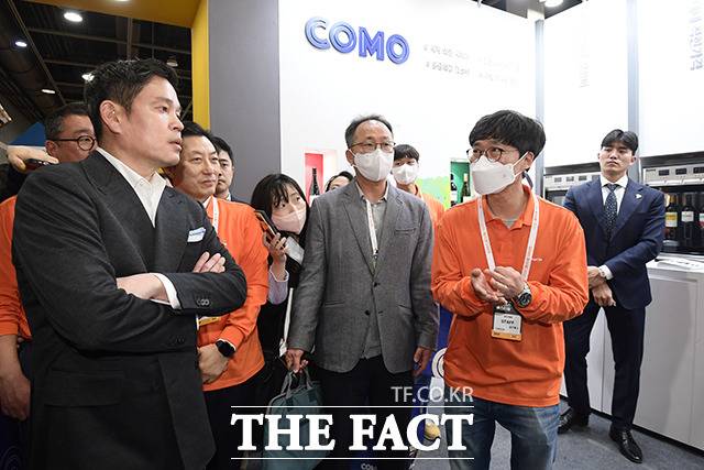 와인코너를 찾은 정 부회장.