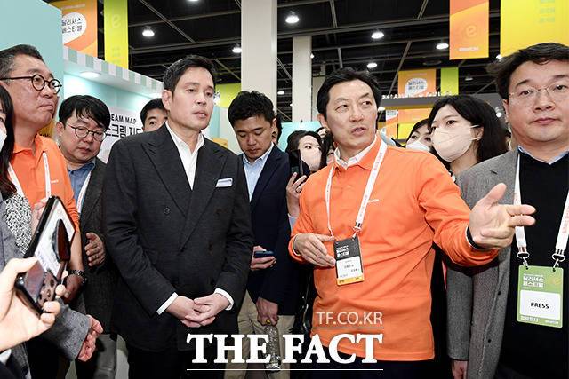 이어서 음료 코너를 둘러보는 정 부회장.