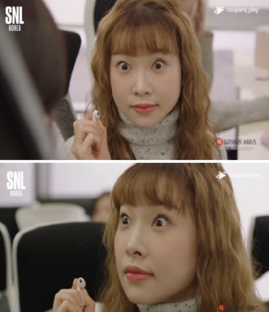 SNL코리아 MZ오피스에서 에어팟을 끼고 일하는 맑눈광의 모습. [사진출처=SNL코리아 캡처]