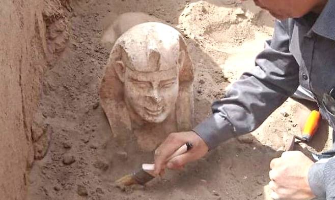 이집트 남부에서 발견된 석회암 스핑크스. 사진=이집트 고대유물부 페이스북