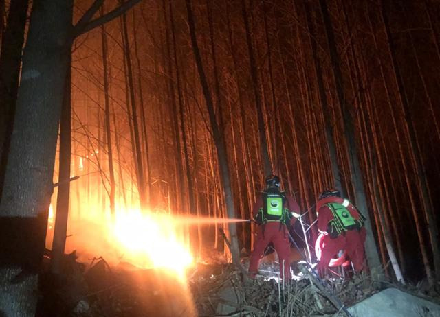 산림청 공중진화대원들이 8일 오후 경남 합천군 용주면 월평리 산불 현장에서 진화 작업을 하고 있다. 산림청 제공