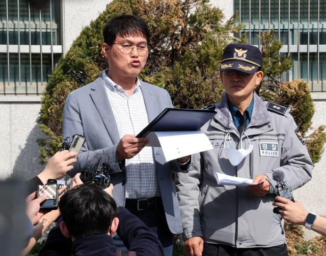 전북 순창군 구림면 농협 주차장에서 황금석 순창경찰서 교통조사팀장(왼쪽)과 문경주 구림파출소장이 8일 오후 사고 상황에 관해 설명하고 있다. 연합뉴스