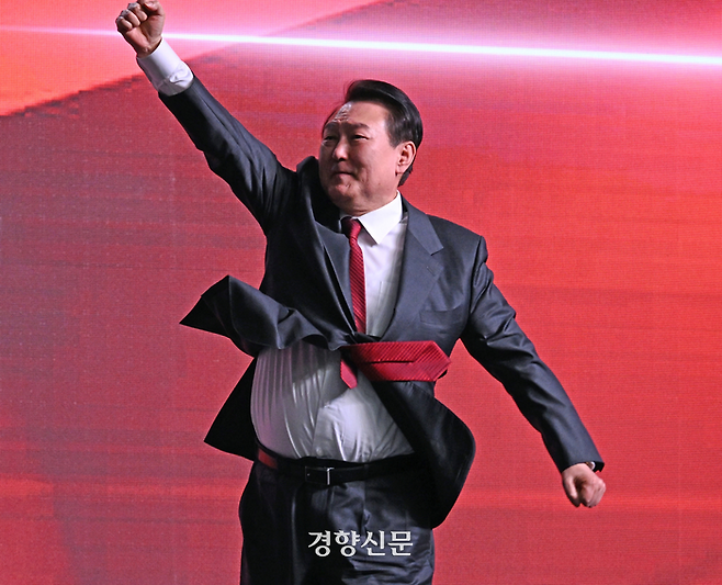 윤석열 대통령이 8일 경기 일산 킨텍스에서 열린 국민의힘 제3차 전당대회에서 어퍼컷 세리머니를 하고 있다. 박민규 선임기자