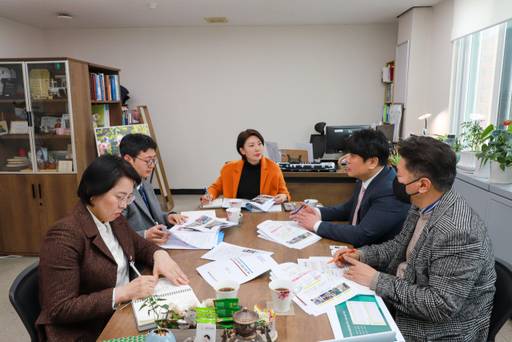 우윤화 과천시의회 부의장(가운데)이 지난 7일 반려견 순찰대 정책 도입 간담회를 열고 있다. 과천시의회 제공